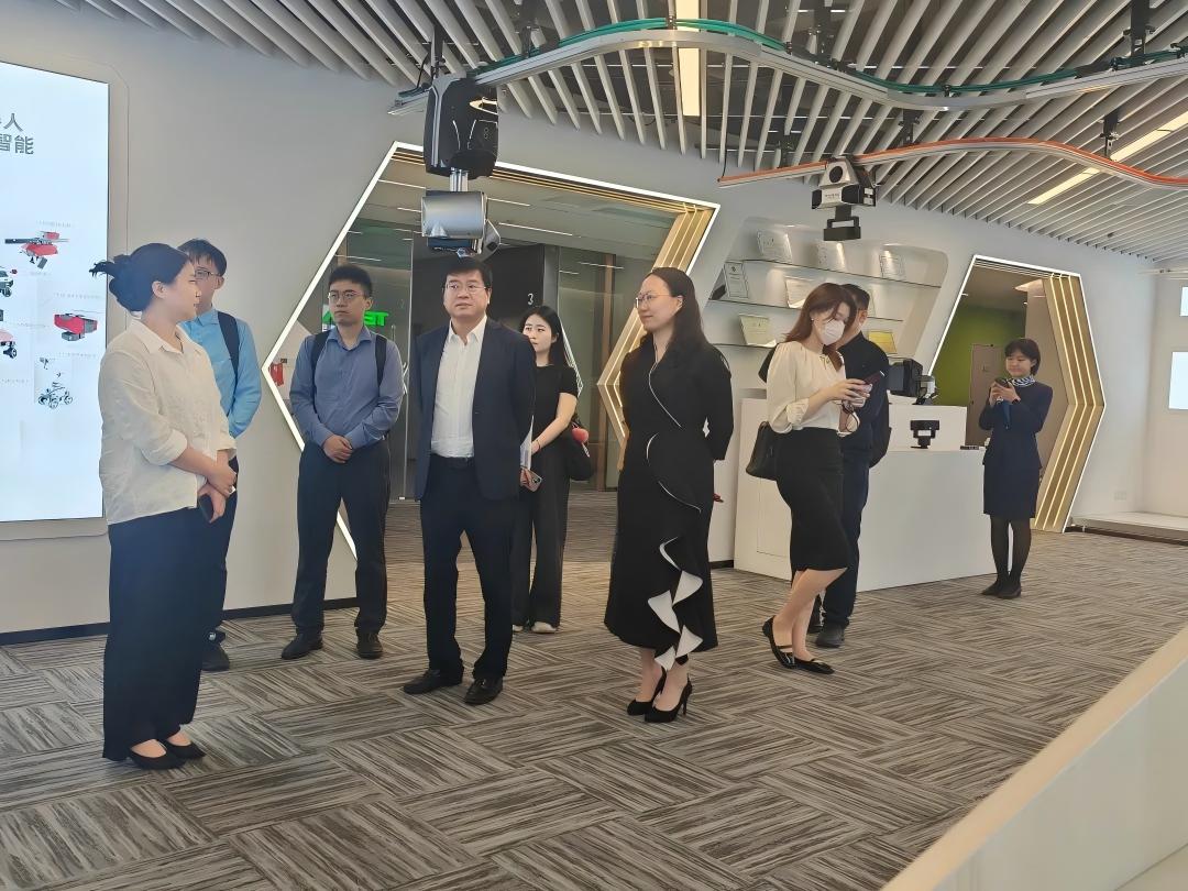 广州金控集团副总经理张曦一行调研天机智能